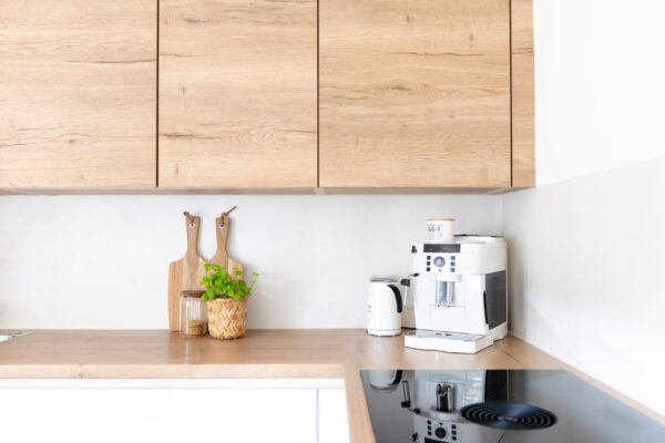 Küche mit fugenlosen Wandflächen und warmen Holzfronten, Basel – Malergenossenschaft Basel