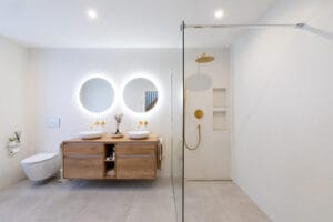 Fugenloses Bad mit zwei runden beleuchteten Spiegeln und Doppelwaschtisch, Basel – Malergenossenschaft Basel