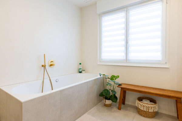 Modernes fugenloses Badezimmer mit Holzunterschrank und heller Wandfläche, Basel – Malergenossenschaft Basel