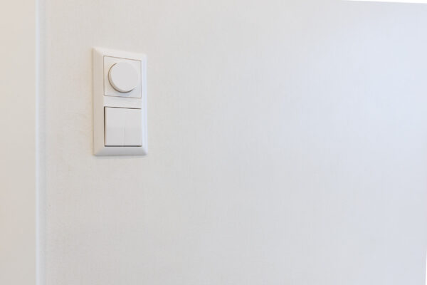 Fugenloses Badezimmer mit reinweisser fugenloser Wandfläche, Basel – Malergenossenschaft Basel