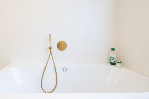 Fugenlose Dusche mit Regenbrause und goldener Wandarmatur, Basel – Malergenossenschaft Basel