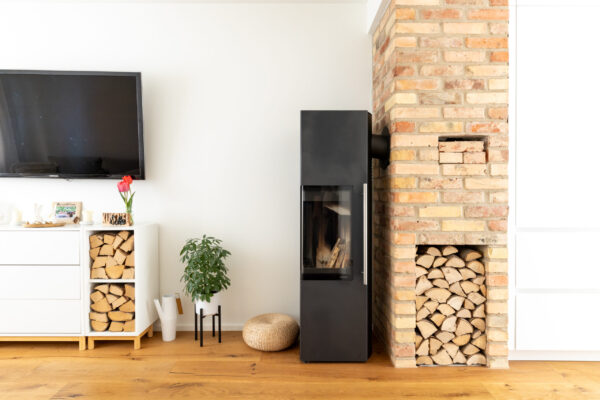 Fugenloser Wohnraum mit Kamin und Holzoptik, Basel – Malergenossenschaft Basel